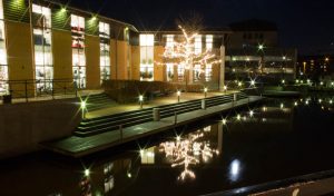 Fotografi af Kolding å med julebelysning i baggrunden